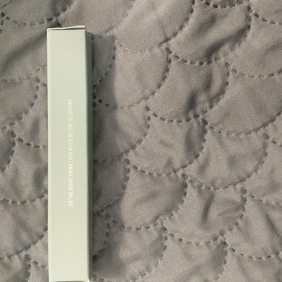 Colored lip gloss - Picture 3 of 3